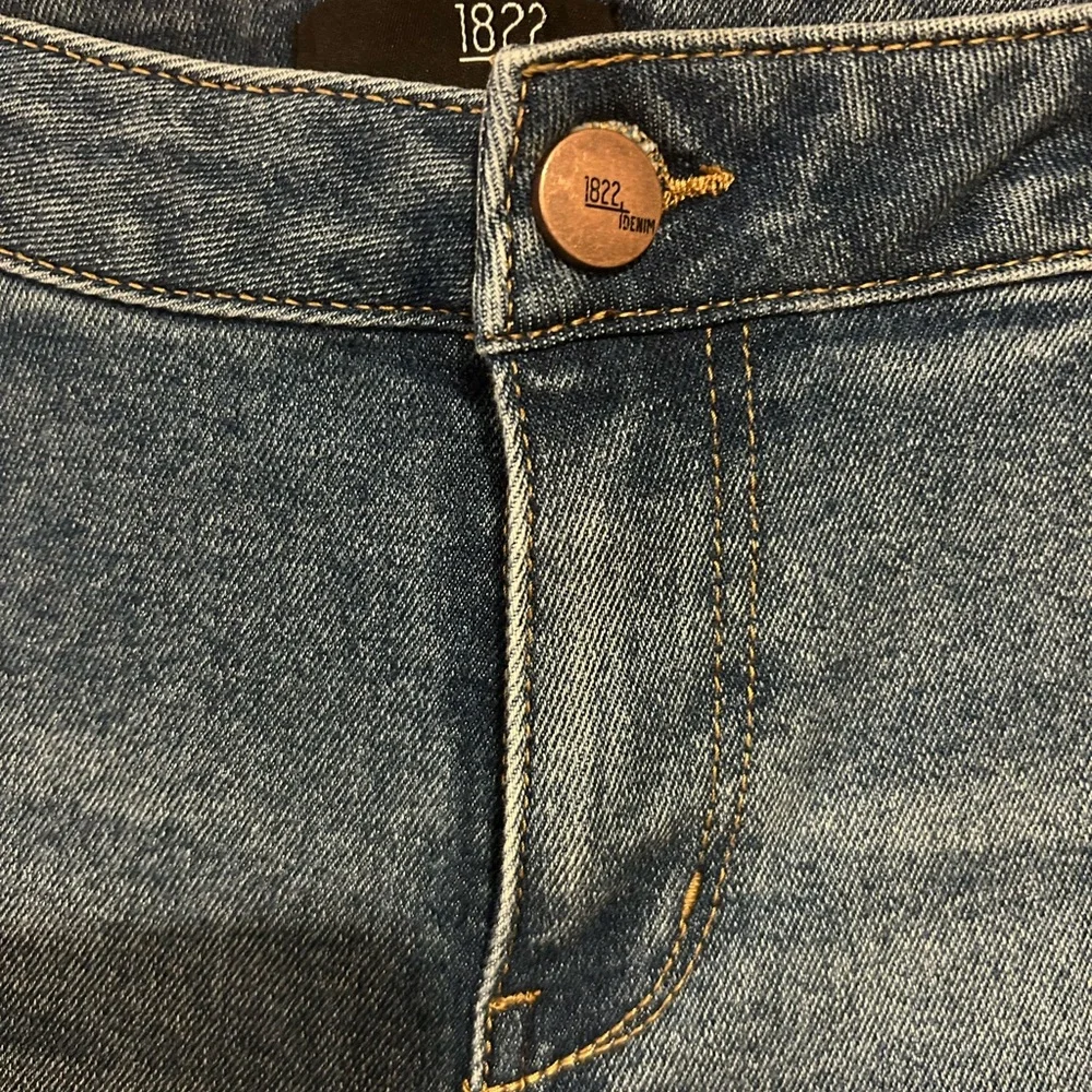 NWOT 1822 Denim Women’s Mid-Blue Cropped Straight Jeans with Frayed Hem size 14 - Picture 3 of 7